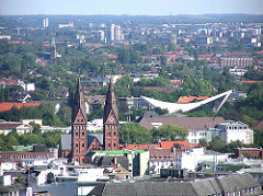 Luftaufnahme von Hamburg St. Georg und Hohenfelde - im Bildzentrum die Architektur der Schwimmhalle an der Sechslingsporte - im Vordergrund die Kirchtürme der Kathedralkirche des Erzbistums Hamburg - St. Marien-Dom.