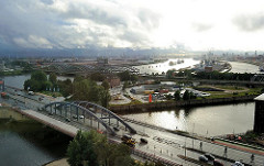 Blick auf die Norderelbbrücke und den Oberhafenkanal - hinter der Zollstation Zweibrückenstrasse die Freihafenelbbrücken und die Norderelbe sowie der Baakenhafen - Bilder aus dem Hamburger Stadtteil Hafencity.