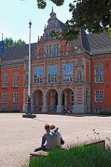 Harburger Rathaus - Liebespaar auf der Bank.