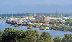 Industrie und Gewerbe am Ufer der Norderelbe in Hamburg Veddel.