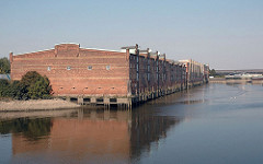 Hamburgs Hafen - Hafenbecken des Hamburger Hafens Lagerhäuser am Saalehafen.