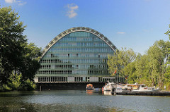 Sportboothafen und Bürogebäude "Berliner Bogen" am Hochwasserbassin