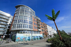 Moderne Architektur in der St. Pauli Hafenstrasse - Metallpalme des Antonipark in Hamburg St. Pauli.