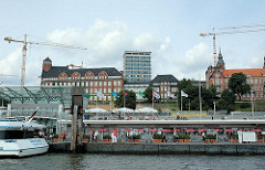 St. Pauli Landungsbrücken  - Architektur der Navigationsschule und Tropeninstitut - Verwaltungsgebäude der Astra-Brauerei in Hamburg St. Pauli.