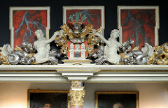 Barocke Schnitzerein und Wappen in der Moorburger Maria Magdalena Kirche.