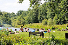 Grillen beim Aussenmühlenteich im Stadtpark Harburg - Stadtteil Hamburg Wilstorf.