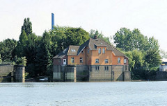 Alte Schleusenanlage vom Müggenburger Kanal zur Norderelbe - die Durchfahrt wurde in den 1970er Jahren stillgelegt. Stadtteilfotos aus Hamburg Veddel.