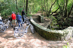 Ausflugsziel Alsterquelle in Henstedt-Rhen; Fahrradfahrer / Fahrradtour.
