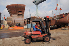 Gabelstaplerfahrer auf dem Werftlände der Neuenfelder Sietas Werft.