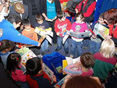 Kinderbuecherhalle in Hamburg Steilshoop. In Bilderbüchern lesende Kinder in HÖB.