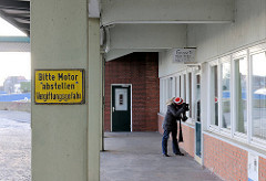 Zollgebäude / Zollamt Reiherstieg Hauptdeich - Schild " Bitte Motor abstellen - Vergiftungsgefahr ".