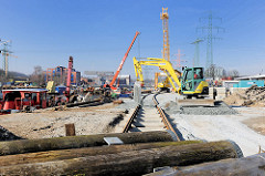Baustelle am Lotskai des Harburger Binnenhafens - Schienen der Hafenbahn, im Vordergrund Holzdalben.