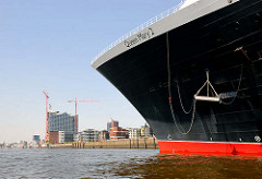Bug des Kreuzfahrtschiffs Queen Mary 2 am Hamburger Kreuzfahrtterminal Hafencity - im Hintergrund die Baustelle der Elbphilharmonie.
