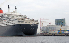 Heck des Kreuzfahrtschiffs QUEEN MARY 2 im Hamburger Hafen - im Hintergrund der Kai des Cruise Centers / Hamburger Kreuzschiffterminals.