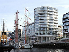 Traditionsschiffe im  Sandtorhafen in der Hamburger Hafencity - Segelschiffe vor moderner Architektur Hamburgs.