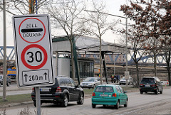 Zollgrenze an der Versmannstrasse  - Schild mit der Aufschrift "Zoll - Douane" - PKW Verkehr.