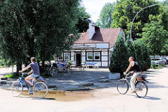 Gaststätte Entenwerder Fährhaus, gegründet 1873 - historisches Fachwerkhaus beim Elbpark von Hamburg Rothenburgsort.