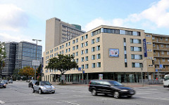 Hotelneubau an der Lübecker Strasse - Strassenverkehr, schnell fahrende Autos.