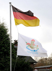 Deutschlandfahne und Flagge mit Moorburgwappen.