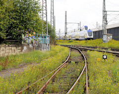 Bahngleise und Eisenbahnviadukt Versmannstrasse - Zug der metronom in Fahrt - Bilder aus der Hafencity Hamburg.