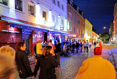 Nachtleben in Hamburg St. Pauli - Touristen gehen durch die Strassen.