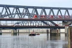 Brücken mit S-Bahnzug über den Oberhafenkanal / Billehafen in Hamburg Rothenburgsort - im Hintergrund eine Schute mit Barkasse vor der Hammerbrookschleuse.