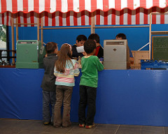 Kindermuseum Hamburg - Kinder spielen am Kaufmannsladen.