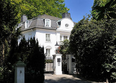 Wohnen in Hamburg Osdorf - Villa hinter hohen Rhododendronpflanzen als Sichtschutz. Architekturfotos aus Hamburg.