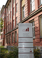 Historisches Schulgebäude in Hamburg Hohenfelde - Backsteinarchitektur; Nutzung Staatliche Gewerbeschule Gastronomie und Ernährung.