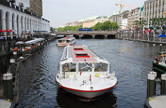 Alsterschiffe kommen von der Binnenalster und warten auf die Einfahrt in die Alsterschleuse, um eine Fleetfahrt und Speicherstadtrundfahrt mit den Touristen an Bord zu machen.