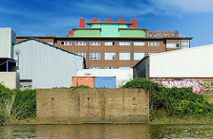 Historische Klinker - Gewerbearchitektur und schlichte Lagerhäuser auf der Peute - Stadtteil Hamburg Veddel, Bezirk Mitte.