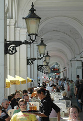 Historische Lampen in den Alsteraraden. Das historische Gebäude wurde 1844-1846 vom dem Baumeister Alexis de Chateauneuf entworfen und orientiert sich an Vorbildern aus Venedig.
