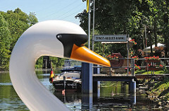 Schwanenkopf eines Tretbootes am Anleger des Ernst August Kanals in Hamburg Wilhelmsburg.