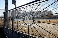 Eingangstor der GEG - im Hintergrund ein Teil der alten Fabrikgebäude. Die historische Industriearchitektur Hamburgs - alte GEG Großeinkaufs-Gesellschaft Deutscher Consumvereine Gebäude auf der Veddel. Der Fabrikkomplex  stellt ein Denkmal der Arbeit