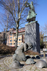 Kriegerdenkmal HH-Harburg / Skulptur Trauerndes Kind.