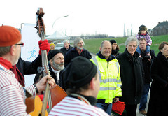 Veranstaltung zum Abriss des Hamburger Zollzauns am Spreehafen in Hamburg Wilhelmsburg.