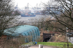 Blick vom Elbberg zur Eisenbahnbrücke - im Hintergrund Schiffe auf der ELbe und Containerkräne am Burchardkai.
