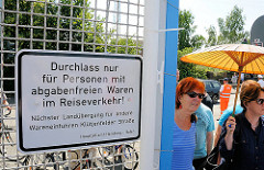 Geöffneter Durchlass durch den Zollzaun am Spreehafen in Hamburg Wilhelmsburg.