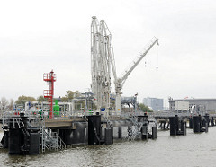 NeueröffneteTankerlöschbrücke  im Blumensandhafen in Hamburg Wilhelmsburg - wasserseitiger Umschlag von Flüssiggütern.