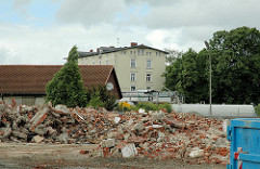 Bauschutt von abgerissenen Gebäuden auf der Harburger Schlossinsel - Harburger Schloss im Hintergrund. (2006)