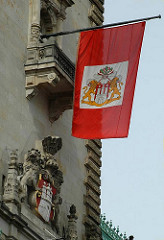 Hamburger Staatsflagge am Rathausturm des Hamburger Rathauses - Flagge des Hamburger Senats - Wappen der Hansestadt.