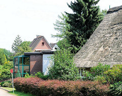 Altes Reetdach und modernes Einzelhaus nebeneinander - Fotos aus dem Stadtteil Hamburg Rönneburg.