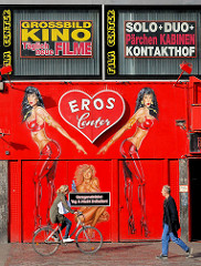 Hamburg Reeperbahn - sündige Meile, Touristenattraktion - Fassade Eros Center bei Tag und Sonne.