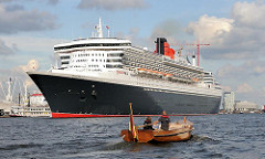 Die Queen Mary 2 hat eine Länge von 345m und eine Breite von 41m; das Passagierschiff hat eine Besatzung von 1253 und kann ca. 3000 Passagiere an Bord nehmen.
