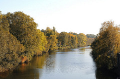 Fluss Bille in Billbrook - Herbstbäume am Ufer des Hamburger Flusses