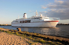 Das Kreuzfahrtschiff DEUTSCHLAND läuft aus - das Passagierschiff hat das Kreuzfahrtterminal in der Hafencity verlassen - im Vordergrund Schienen und Eisenpoller am Strandkai. (2007)