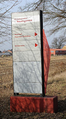 Hinweisschilder zur Gedenkstätte Neuengamme - Mahnmal, Haus des Gedenkens - Klinkerwerk.