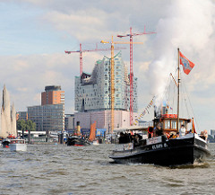 Historische Schiffsparade im Hamburger Hafen - Dampfschlepper Claus D; Baustelle der Elbphilharmonie in der Hamburger Hafencity.