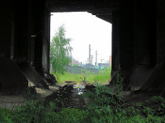 Unter dem Eisenbahnviadukt an der Versamannstrasse - die Gleise sind entfernt; im Hintergrund der Zollzaun an der Versmannstrasse.