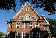 Backsteinfassade Stellinger Rathaus, erbaut 1912 - Architektur in Hamburg.